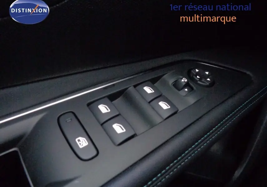 Écran tactile de navigation du Peugeot 3008 2023 affichant une carte en 3D avec température à 20°C.