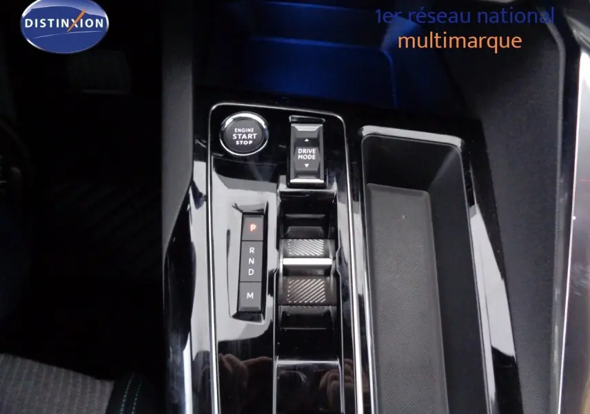 Intérieur du Peugeot 3008 2023 vu de face, avec tableau de bord numérique et écran tactile central allumé.