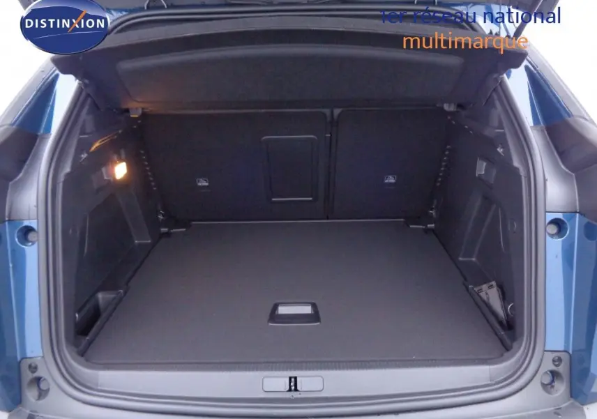 Écran tactile multimédia allumé dans l'habitacle du Peugeot 3008 bleu Célèbes Metal, affichant les applications connectées.