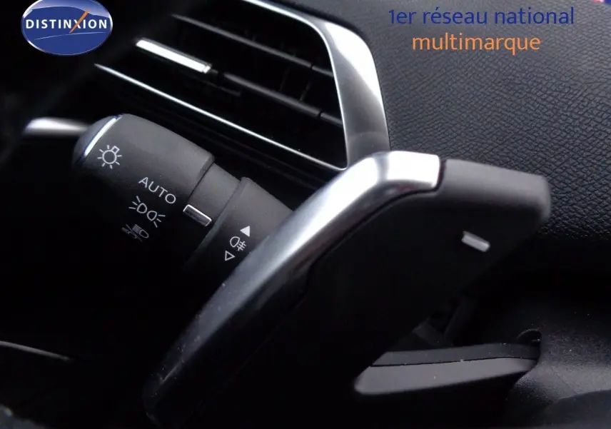 Écran multimédia du Peugeot 3008 2023 montrant la caméra de recul et l'affichage de la température intérieure.