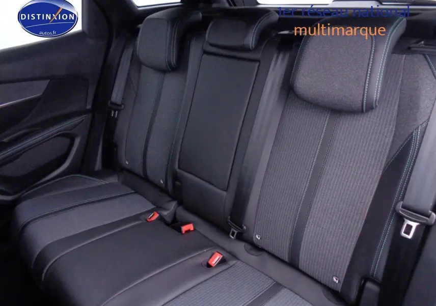 Banquette arrière en tissu et cuir noir avec surpiqûres bleues du Peugeot 3008 2023, vue de profil intérieur.