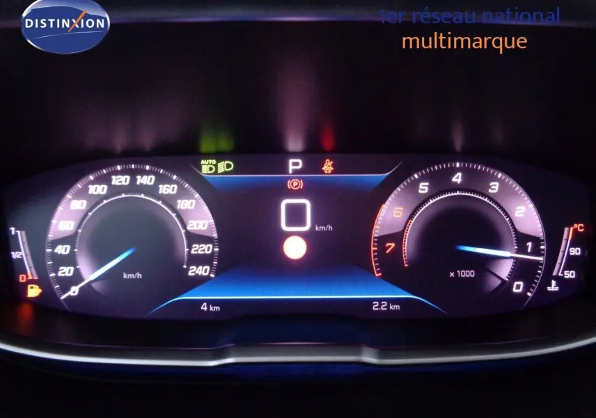 Vue intérieure côté conducteur du Peugeot 3008 2023, sièges tissu et cuir noir avec surpiqûres bleues et console centrale.