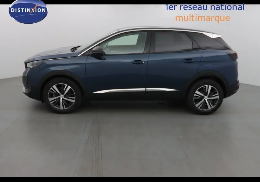Profil côté gauche du Peugeot 3008 2023 bleu Célebès métal avec jantes alliage et toit blanc contrasté.