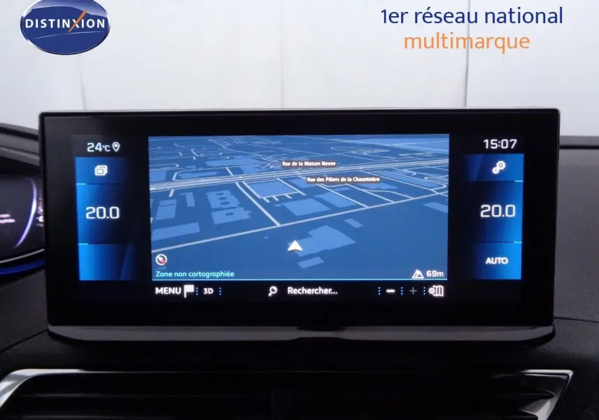 Intérieur du Peugeot 3008 2023 en vue côté conducteur, montrant le volant compact et la console centrale avec boîte manuelle.