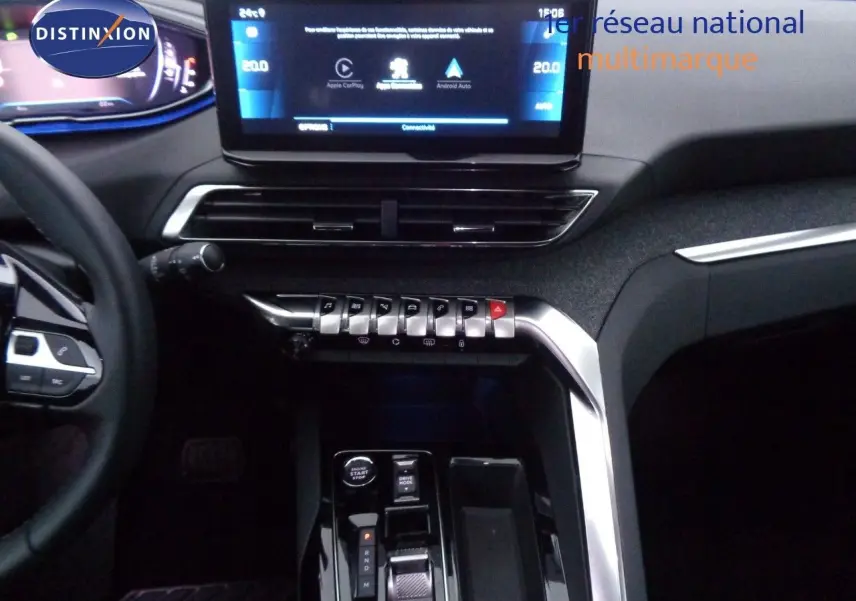 Intérieur du Peugeot 3008 2023 vue de face, tableau de bord moderne avec écran tactile et volant compact noir.