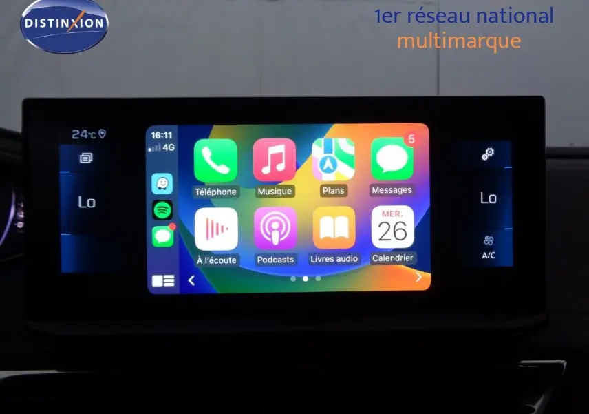 Gros plan sur la commande de régulateur de vitesse du Peugeot 3008 bleu Célèbes Métal, côté gauche du volant.