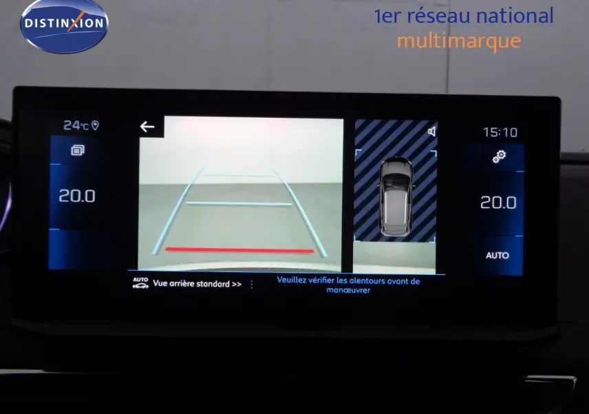 Volant Peugeot 3008 2023 en cuir noir avec commandes intégrées, tableau de bord numérique et écran central visible en arrière-plan.