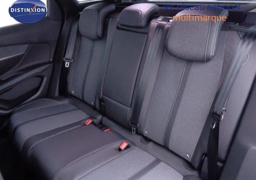 Vue intérieure sur la banquette arrière du Peugeot 3008 2023, avec sièges tissu et cuir noir à surpiqûres bleues.