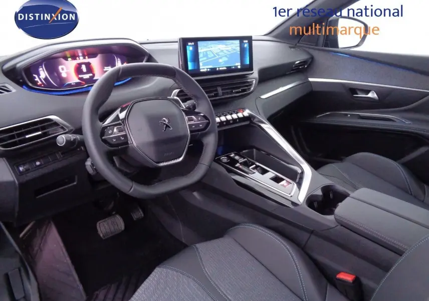 Vue intérieure avant du Peugeot 3008 2023, tableau de bord moderne avec écran tactile et volant compact noir.