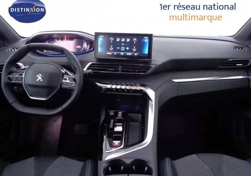 Vue intérieure avant du Peugeot 3008 2023 avec tableau de bord numérique et écran tactile central.