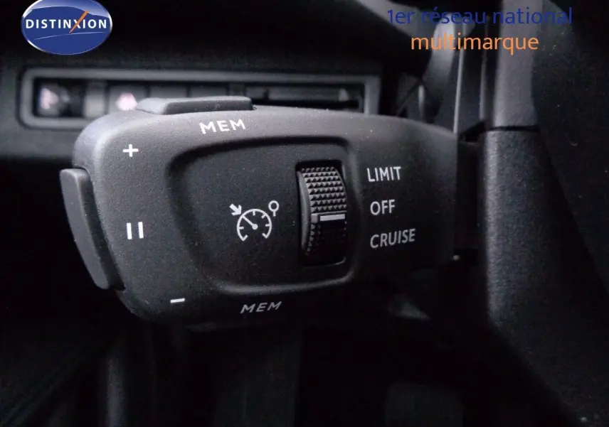 Gros plan sur la commande de régulateur de vitesse du Peugeot 3008 2023, détails des boutons et molette noire.