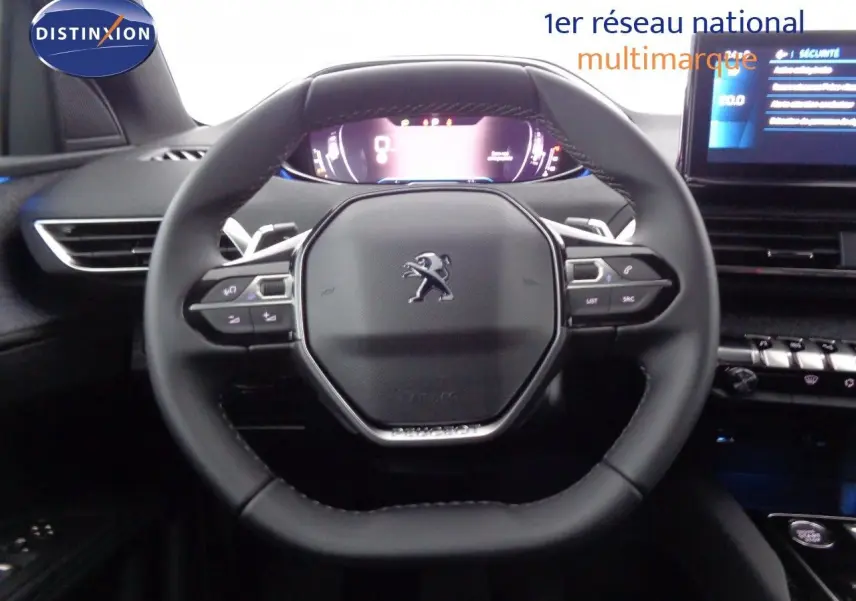 Vue centrée sur le volant du Peugeot 3008 2023, avec commandes intégrées et tableau de bord numérique en arrière-plan.