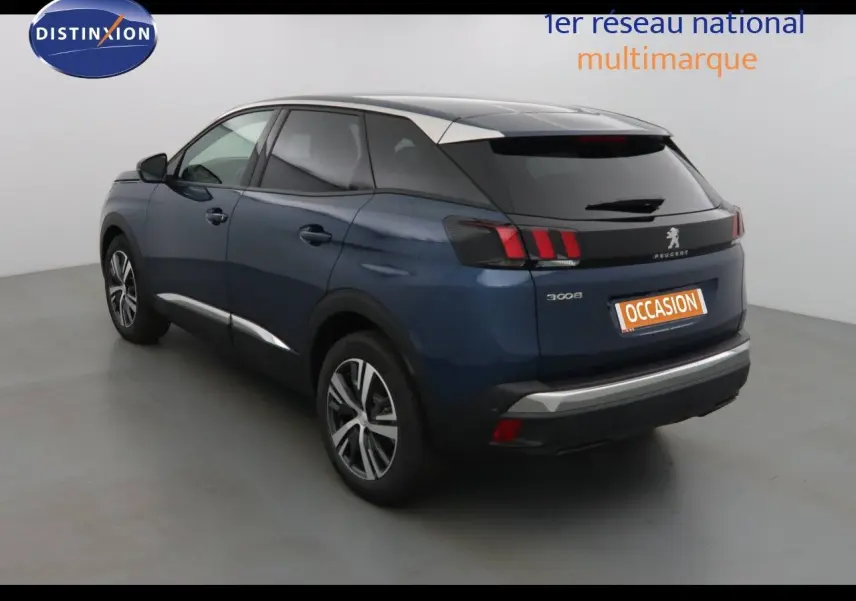Peugeot 3008 bleu Célèbes métal vu en 3/4 arrière droit dans un studio lumineux avec toit noir contrasté.