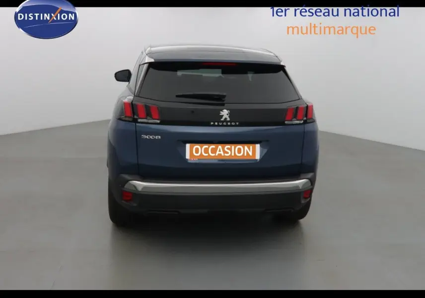 Vue arrière d'un Peugeot 3008 bleu Célebès Métal 2023 avec feux arrière à trois griffes distinctives.