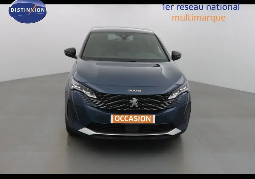 Vue frontale d'un Peugeot 3008 bleu Célèbes Métal avec calandre noire et phares LED allumés dans un studio blanc.