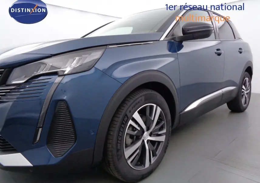 Vue 3/4 avant droit d'un Peugeot 3008 bleu Célèbes Métal avec jantes alliage et détails chromés sur les flancs.
