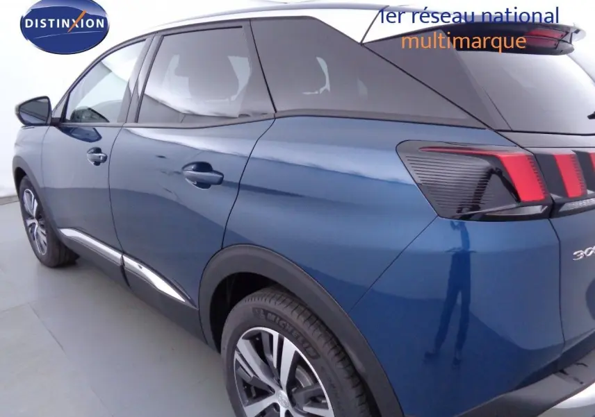 Vue 3/4 arrière gauche d'un Peugeot 3008 bleu Célèbes Métal 2023 avec jantes alliage et feux LED distinctifs.
