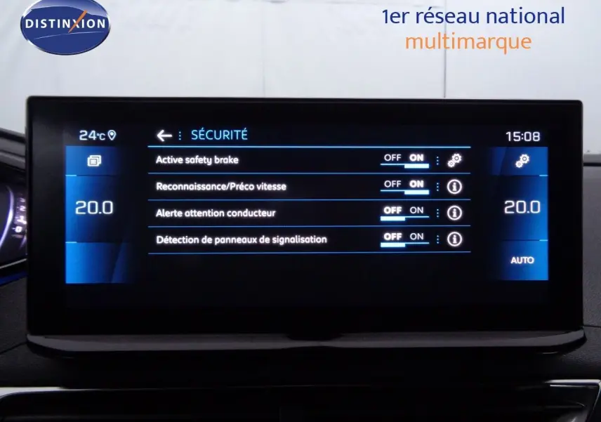 Gros plan sur le levier de vitesses manuel noir du Peugeot 3008 Bleu Celebes Metal, avec console argentée autour.