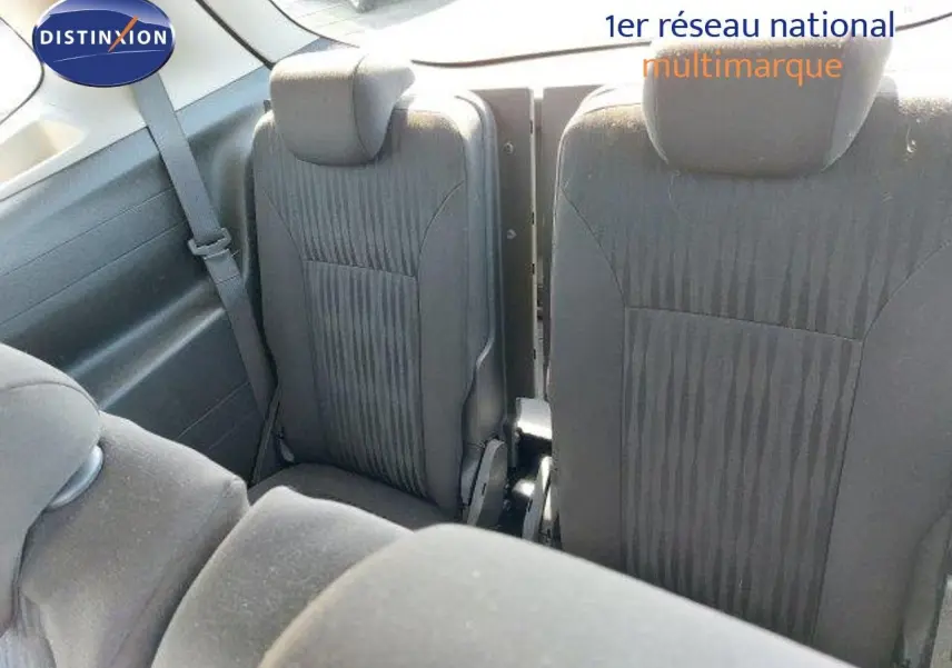 Vue intérieure montrant les sièges arrière en tissu gris foncé de l'Opel Zafira 2017 noir métal 7 places.