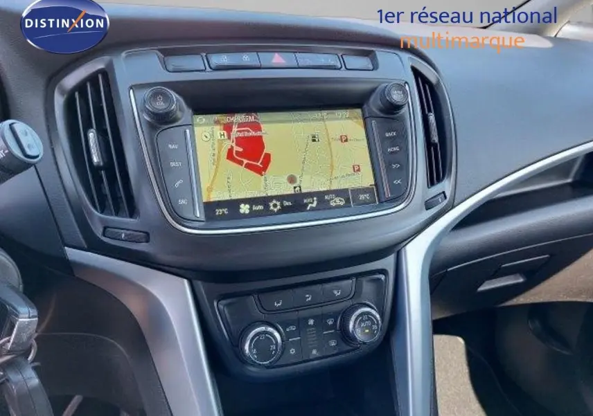 Tableau de bord de l'Opel Zafira 2017 avec écran GPS central et commandes de climatisation en vue rapprochée.