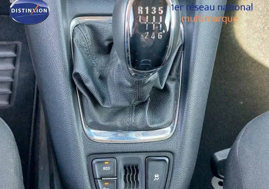 Le levier de vitesses manuel d'une Opel Zafira noire métal de 2017, avec console centrale et boutons de contrôle visibles.