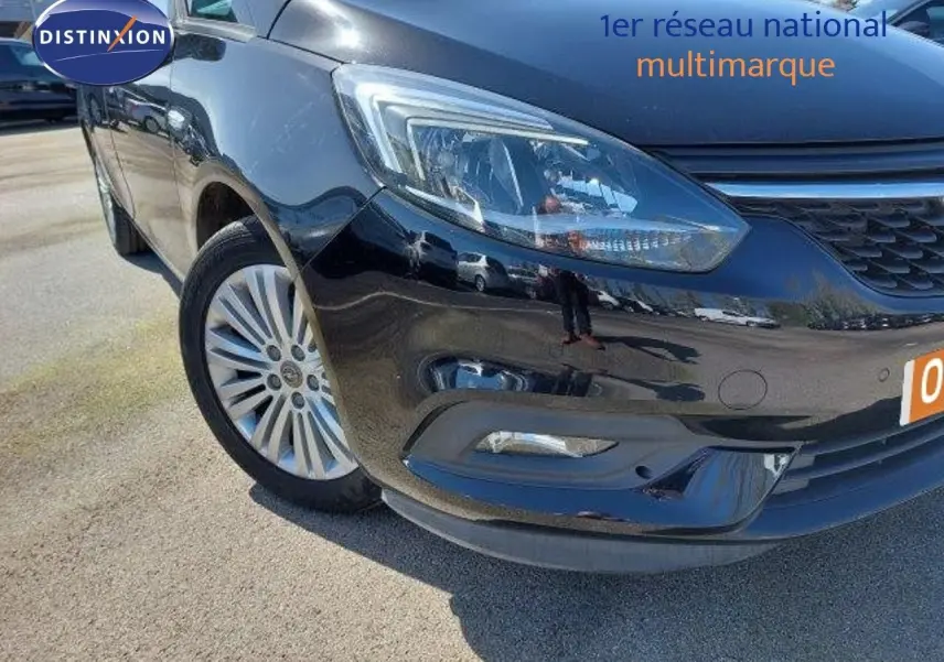 Vue 3/4 avant gauche d'une Opel Zafira noire métal mettant en valeur ses phares LED et jantes alliage 17 pouces.