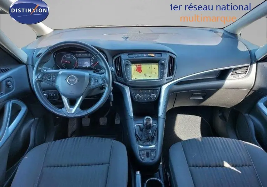Intérieur de l'Opel Zafira 1.6 CDTI 2017, vue frontale du tableau de bord avec écran GPS et boîte manuelle.