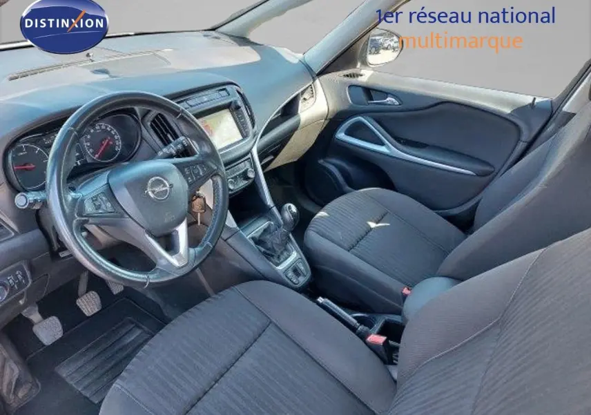 Intérieur avant de l'Opel Zafira 1.6 CDTI 2017, vue côté conducteur, sièges tissu gris et tableau de bord noir.
