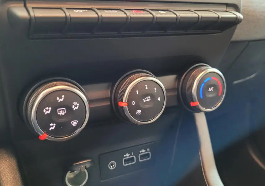 Commandes de climatisation et ports USB sur le tableau de bord intérieur de la Renault Clio bleu Evolution Blue dCi 100 2025.