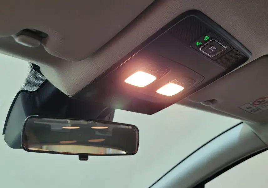 Plafonnier allumé avec bouton SOS et rétroviseur intérieur d'une Renault Clio bleu Evolution Blue dCi 100 2025.