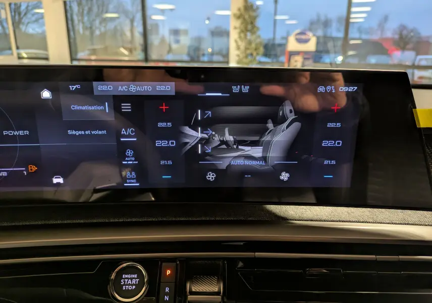 Écran tactile central du tableau de bord du Peugeot 3008 noir, affichant la climatisation et réglages des sièges chauffants.