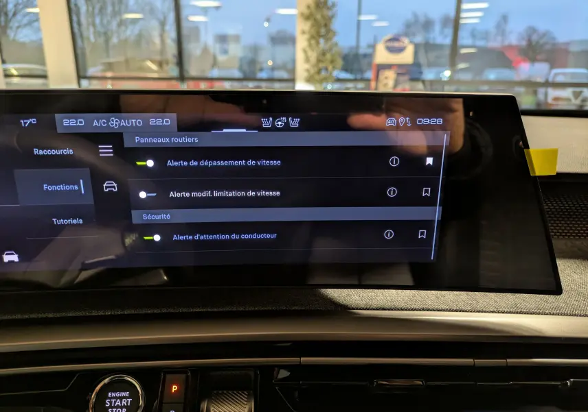 Vue rapprochée de l'écran tactile central du Peugeot 3008 Hybrid 145 GT 2025 avec affichage des alertes de sécurité.