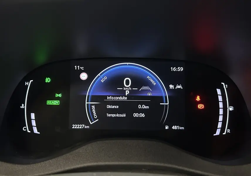 Tableau de bord numérique de Toyota Yaris Cross 2025 affichant la vitesse à 0 km/h et 22 227 km au compteur.