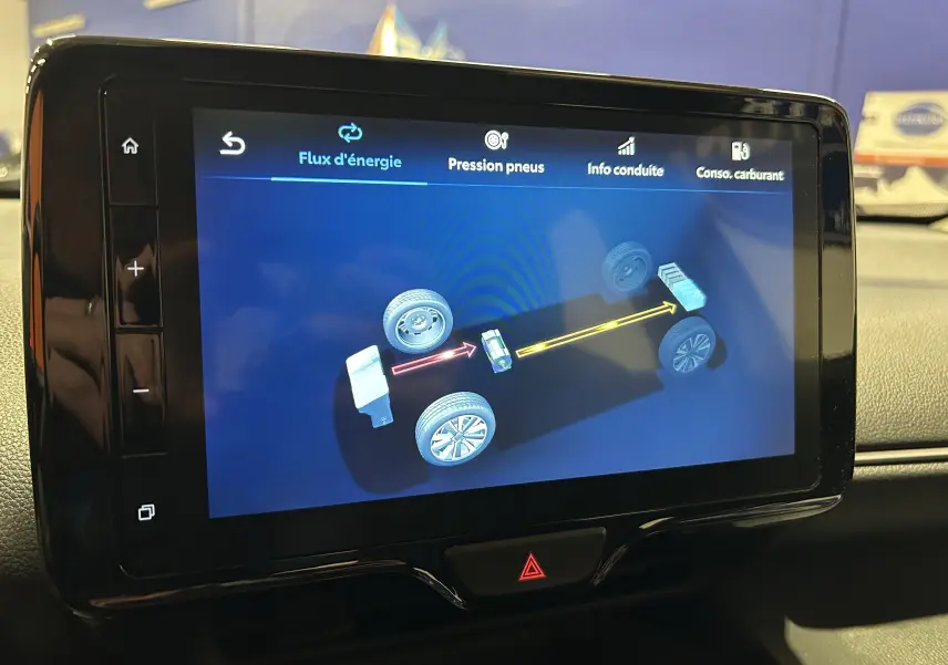 Écran tactile intérieur montrant le flux d'énergie hybride de la Toyota Yaris Cross gris minéral, vue de face.
