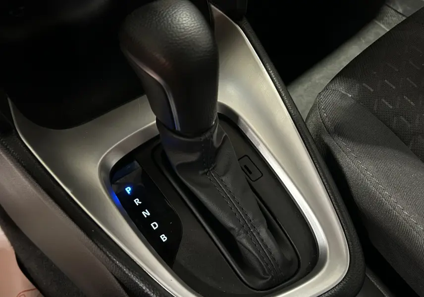 Le levier de vitesses automatique noir de la Toyota Yaris Cross 116h, vue rapprochée de la console centrale.