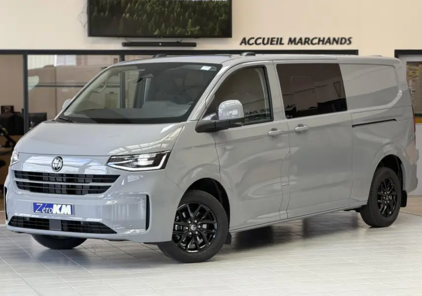 Volkswagen Transporter T7 ProCab gris Stone en 3/4 avant droit avec jantes noires Le Mans 17 pouces.