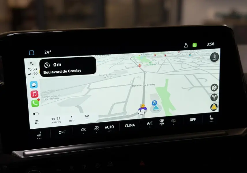 Écran tactile 13 pouces du Volkswagen Transporter T7 affichant la navigation avec interface claire et commandes climatisation.