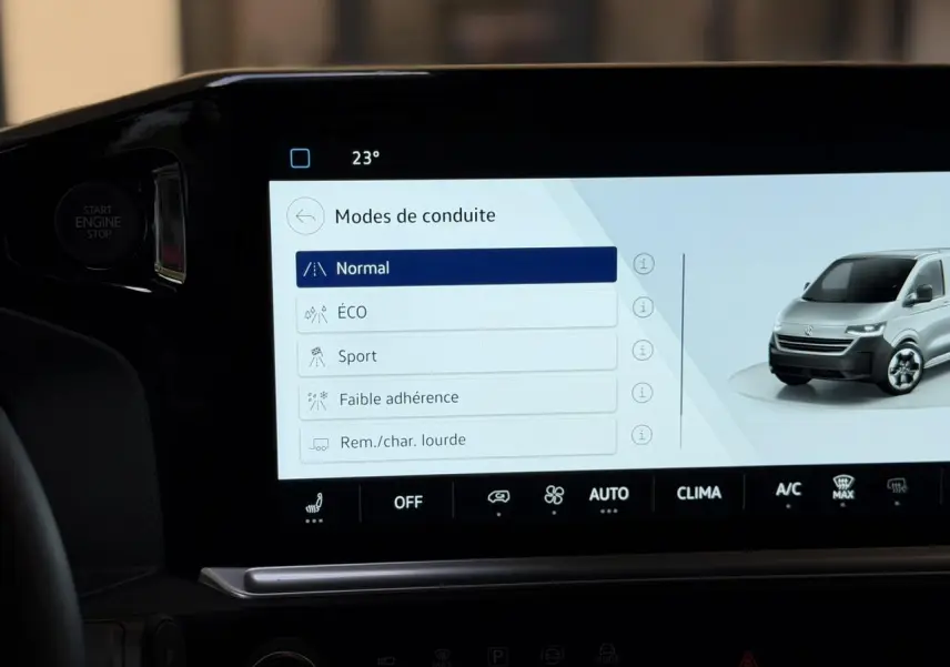 Écran tactile intérieur affichant les modes de conduite du Volkswagen Transporter T7 gris Stone, vue de face.