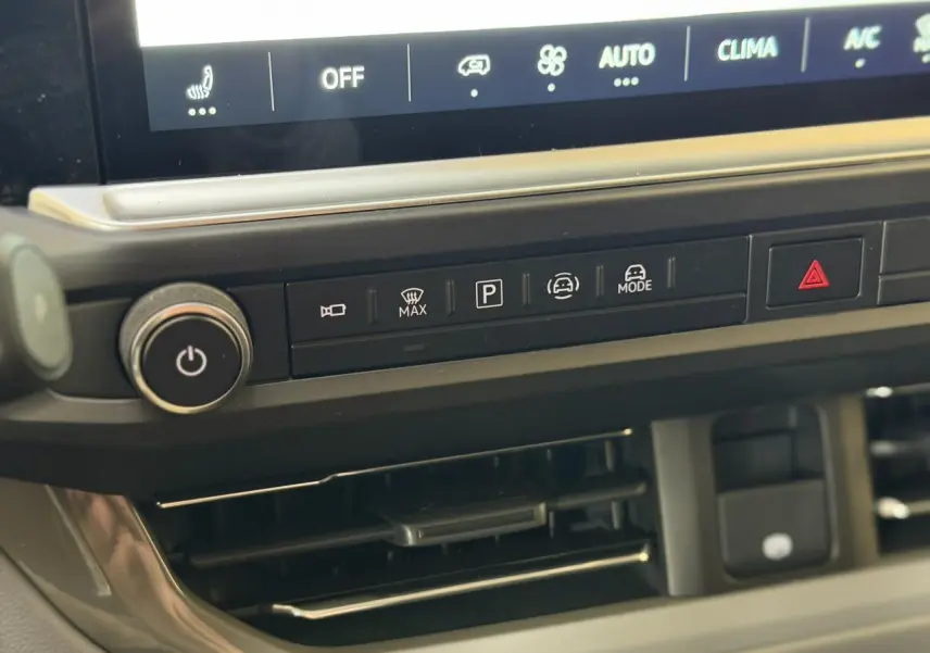 Détail du tableau de bord du Volkswagen Transporter T7 2026 montrant les commandes d'assistance et la ventilation.