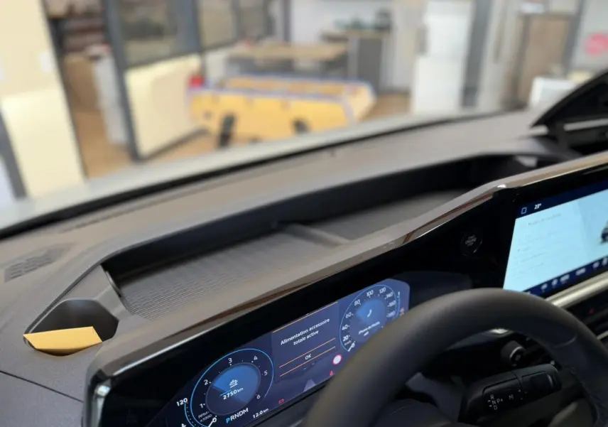 Vue intérieure du tableau de bord du Volkswagen Transporter T7 gris, avec écran digital et volant multifonction.