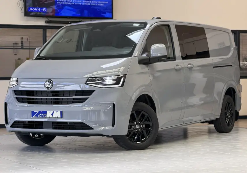 Volkswagen Transporter T7 ProCab gris Stone en 3/4 avant droit avec jantes noires Le Mans 17 pouces.