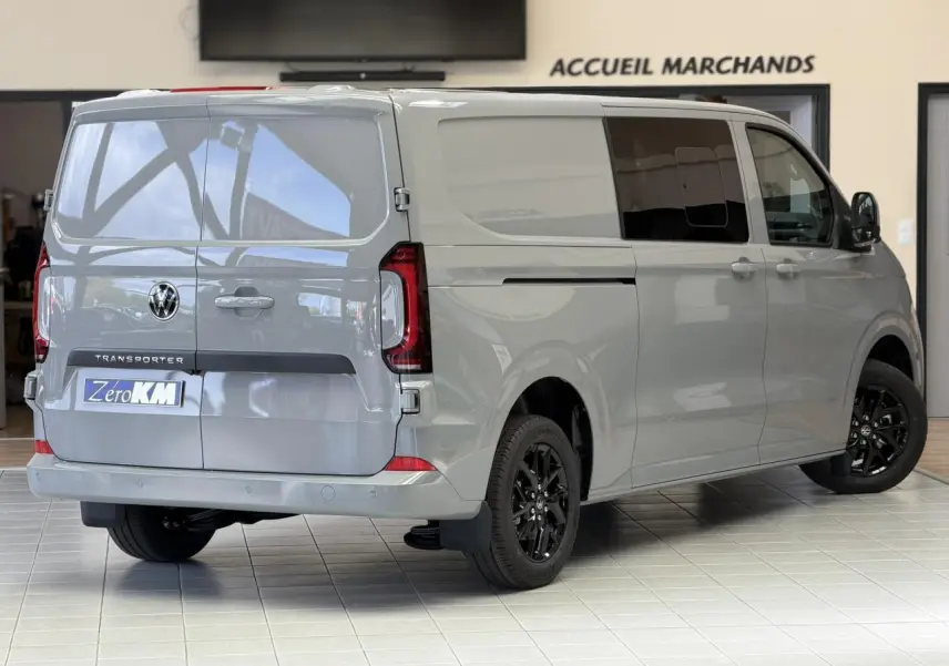 Vue 3/4 arrière droite du Volkswagen Transporter T7 ProCab gris Stone avec jantes noires et feux arrière LED.