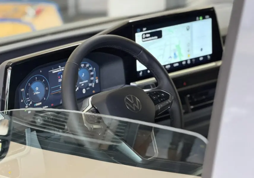 Vue intérieure du tableau de bord et volant noir multifonction du Volkswagen Transporter T7 avec écran tactile et affichage numérique.