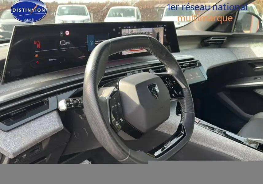 Vue intérieure côté conducteur du Peugeot 3008 gris Artense 2025, volant cuir multifonction et tableau de bord numérique.