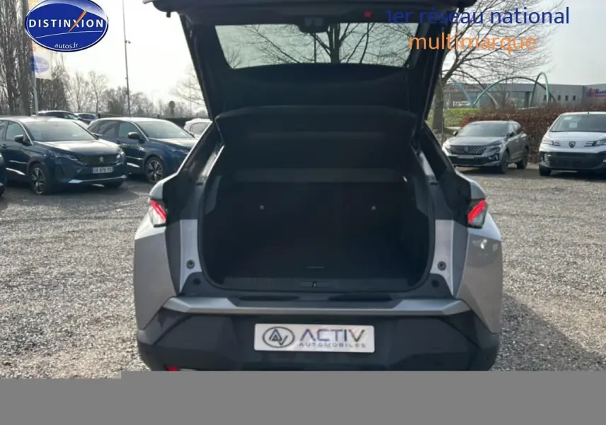 Vue arrière du Peugeot 3008 gris artense 2025 avec coffre ouvert et feux arrière LED visibles.
