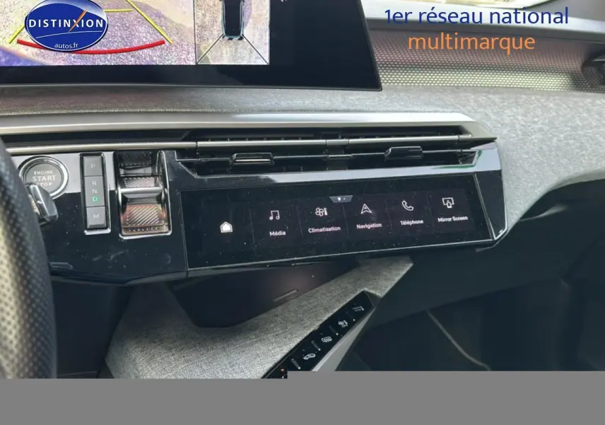 Vue intérieure du tableau de bord tactile du Peugeot 3008 gris Artense, avec écran multifonction et commandes digitales.