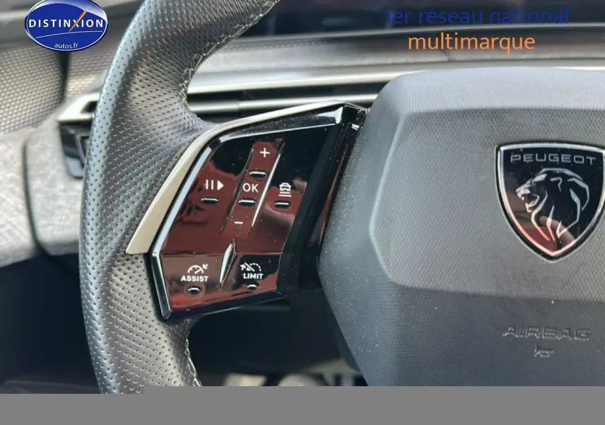 Gros plan sur le volant cuir perforé gris artense du Peugeot 3008 1.2 hybrid 145 GT avec commandes multifonctions.