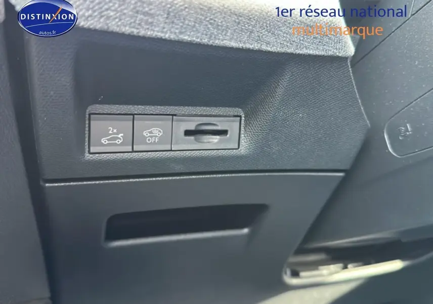 Gros plan sur les commandes d'ouverture du coffre et désactivation de l'assistance au freinage du Peugeot 3008 gris Artense.