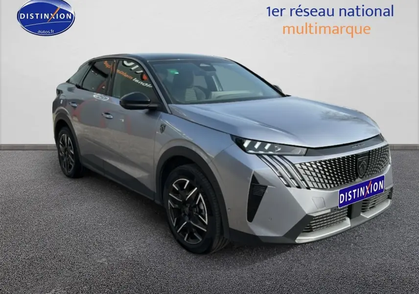 Peugeot 3008 gris Artense en 3/4 avant droit, avec calandre distinctive et jantes alu noires.