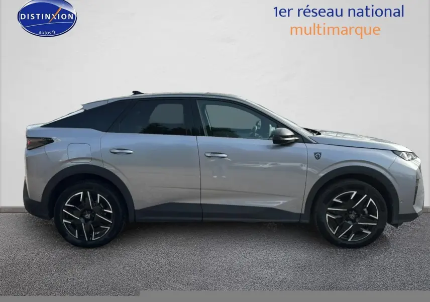 Profil latéral droit d’un Peugeot 3008 gris artense avec jantes alliage noires et toit noir.